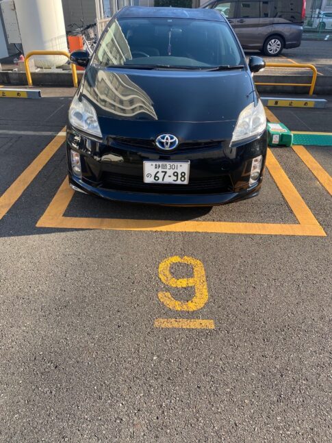 駐車場に駐車する車