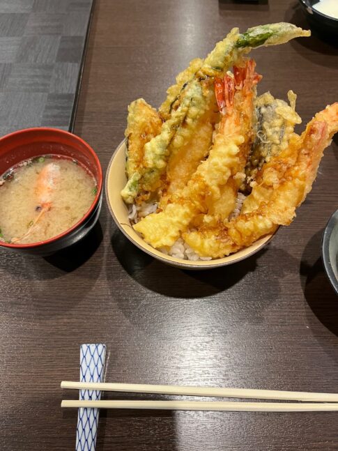 天ぷら丼と味噌汁