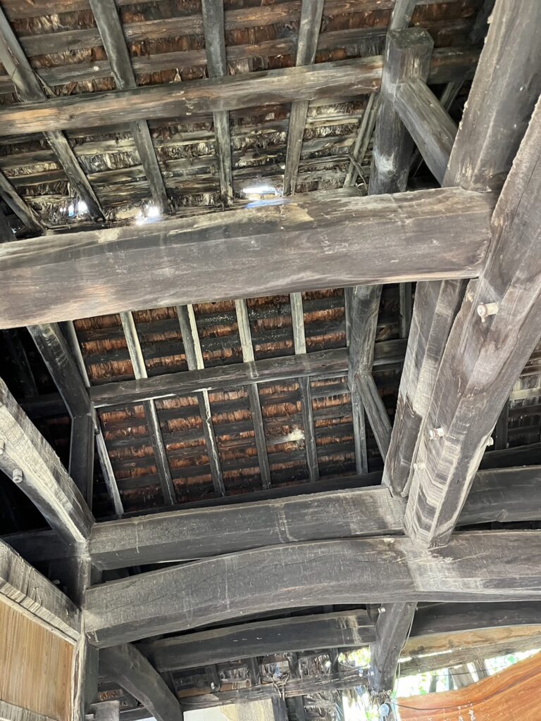 ボロボロの家の天井